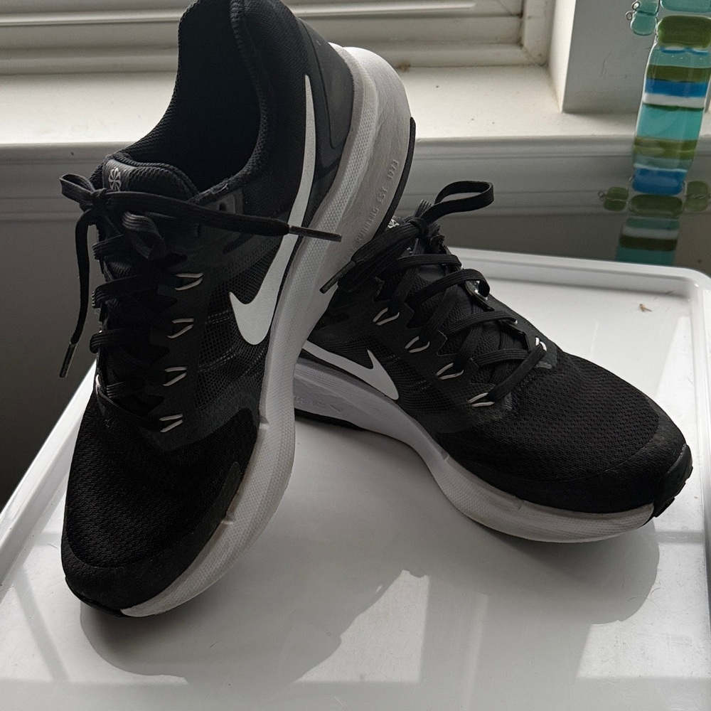 Nike Men’s Black and White Running Sneakers Swift 3